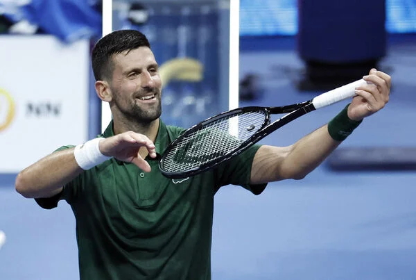 對手傷退，喬科維奇挺進澳網四強，劍指第25座大滿貫金盃