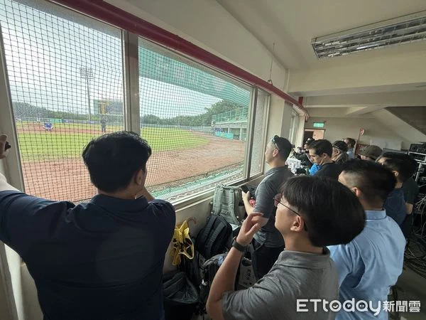 棒球新星蘇嵐鴻回饋母校三民高中，暖心捐贈球具助力學弟