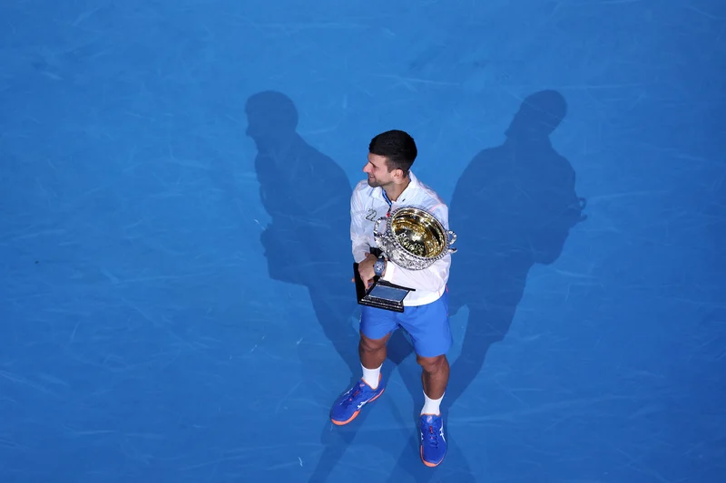 澳網衛冕冠軍辛納首輪對手傷退，輕鬆晉級次輪