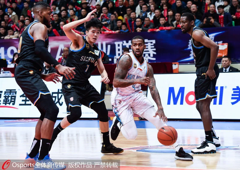 NBA 火箭隊中鋒亞當斯腳踝手術，賽季提前報銷