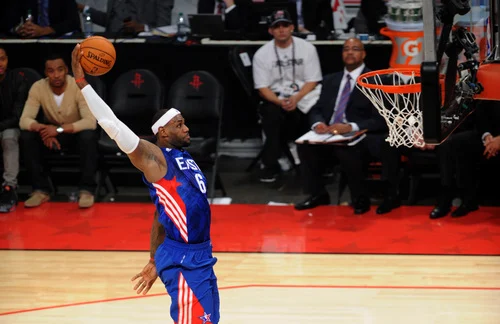 NBA》「我正與時間之父搏鬥!」詹姆斯在可能克里夫蘭告別戰上動情噴淚