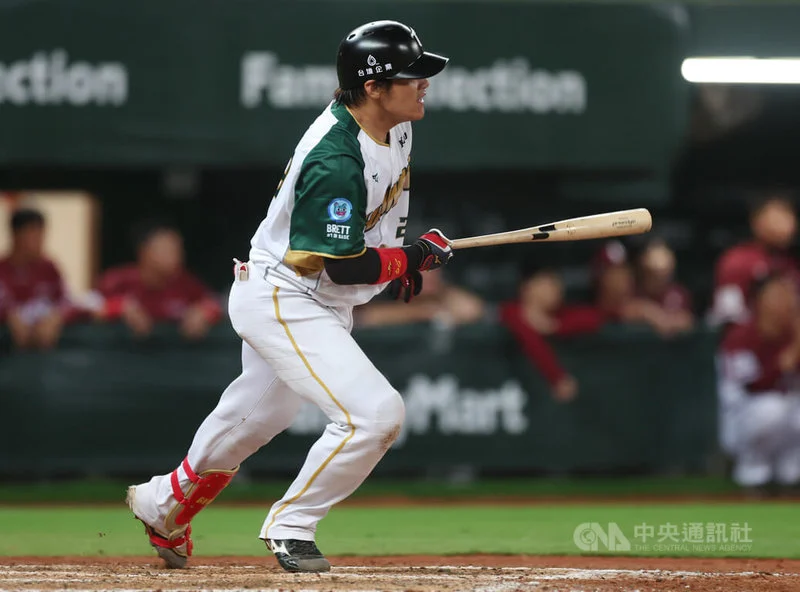 中職台鋼雄鷹主戰捕手張肇元驚傳韌帶撕裂，明日赴長庚醫院診斷