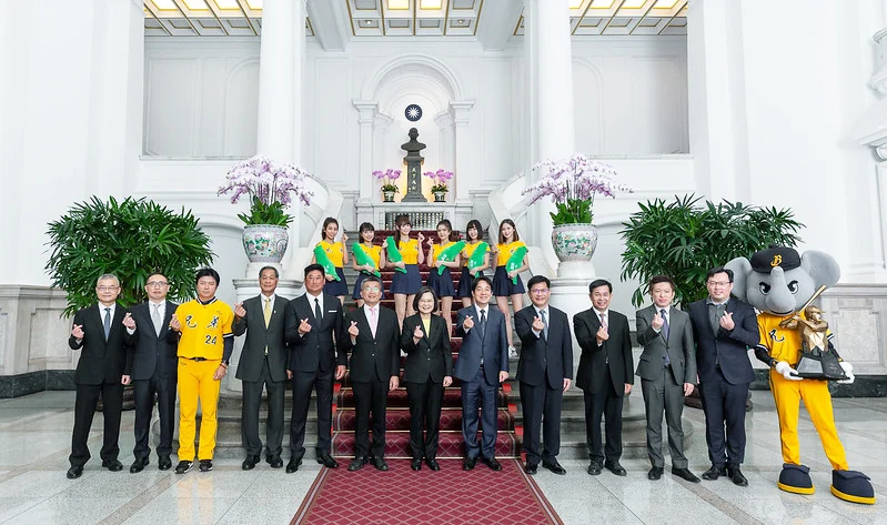 中職/中信兄弟教練團改組!余文彬回鍋、美職捕手教練加入,強化投捕戰力