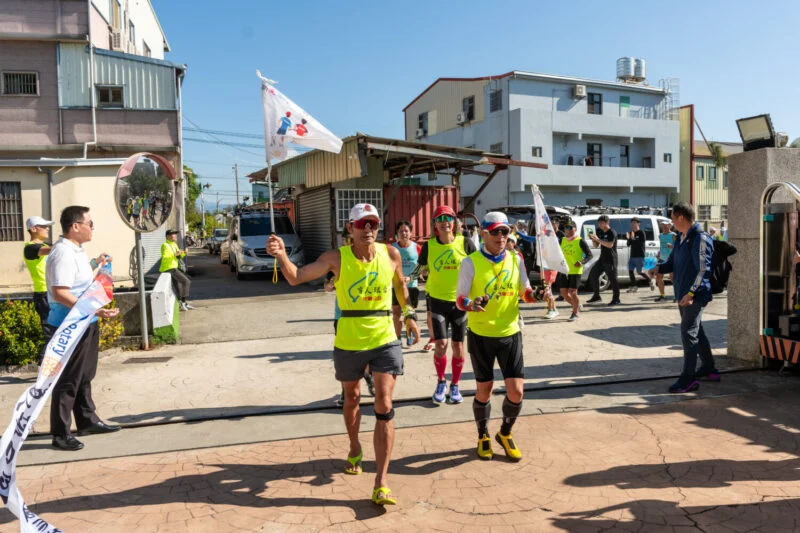 啦啦隊女神飛飛摔傷仍送暖！愛心年菜助弱勢溫馨過年