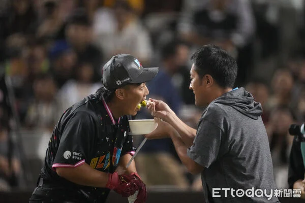 平野惠一與小久保裕紀重逢：球場外的幽默互動與台日棒球交流