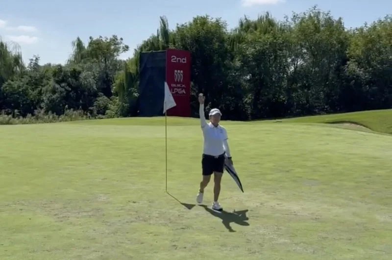 徐薇淩LPGA匯豐賽首輪73桿作收，與桌球好手鄭怡靜新加坡相見歡