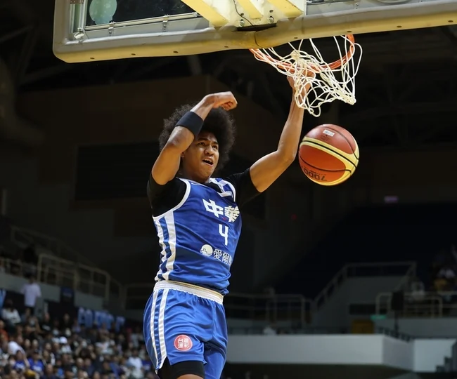 賀博致勝一擊助哈佛大學男籃逆轉勝：NCAA賽場上的台裔新星