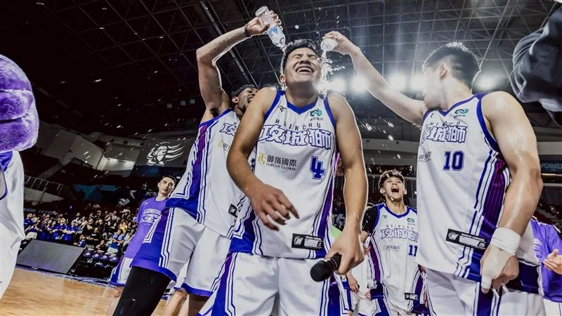 P. LEAGUE+ 年前封關戰爆衝突！高國豪切入肘擊，簡祐哲鼻樑濺血退場