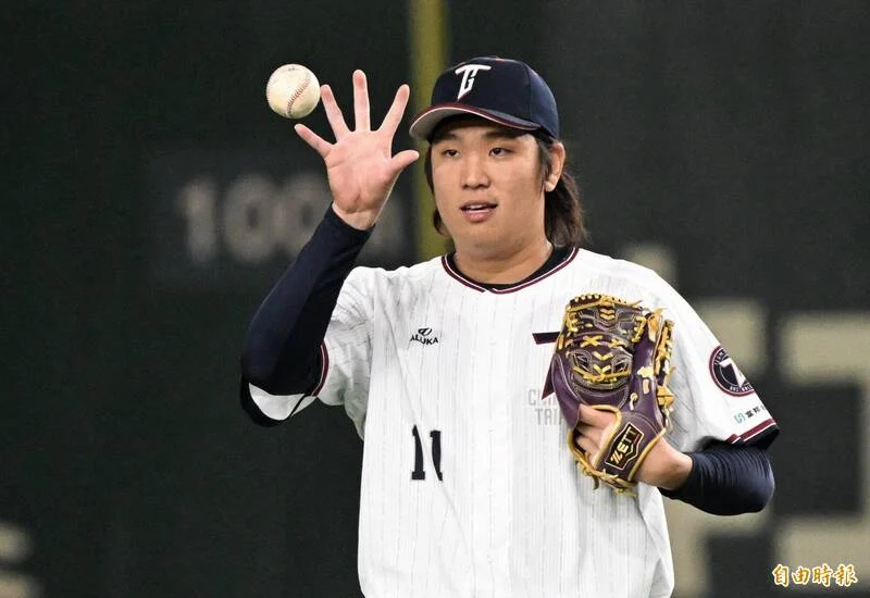 WBC台灣隊古林睿煬調整動作，林岳平教練協助集訓