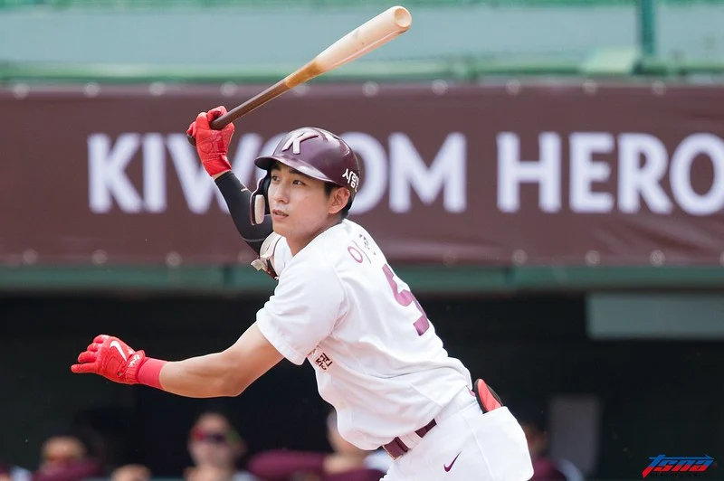 中職啦啦隊女神河智媛：與李政厚合照掀話題，坦言本人真的帥！