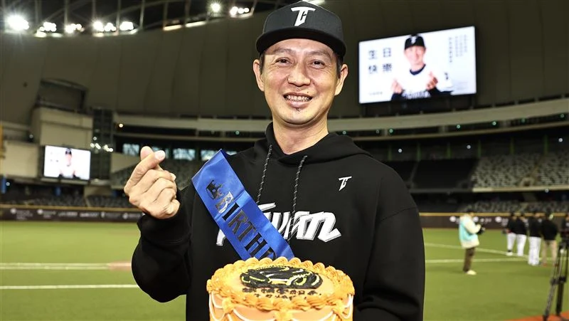 中職總冠軍樂天桃猿晉見賴總統,林智平三分砲成話題焦點