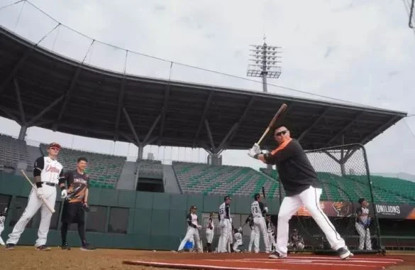 中華職棒統一獅亞太棒球場首戰：金曲歌王盧廣仲熱力開唱，見證歷史性時刻！