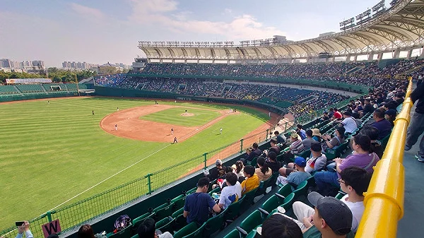 中華職棒開季盛事：球星女孩碰拳會高雄登場，限量資格券開賣資訊曝光