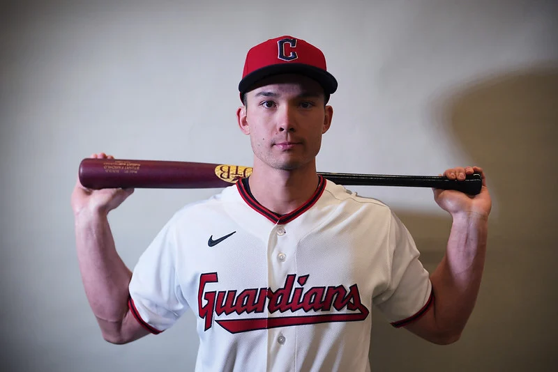 台新戰神數據分析師楊致寬驟逝：全隊球員以R字貼紙哀悼，球團表達深切悲痛