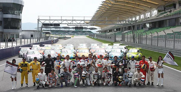 台灣車手 Tiger Wu 勇奪保時捷卡雷拉盃日本賽冠軍,頒獎典禮奏響國歌感動全場