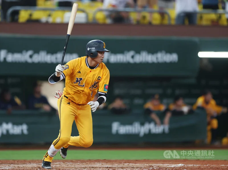 王威晨生涯首度鎮守一壘 熱身賽罕見體驗守備新位置