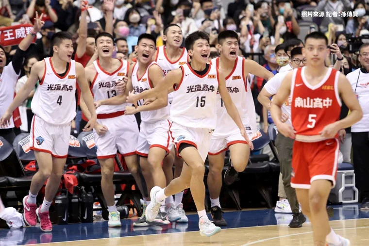 HBL松山高中完成連霸,葉韋喬教練感動落淚:乙組球員也能創造驚奇