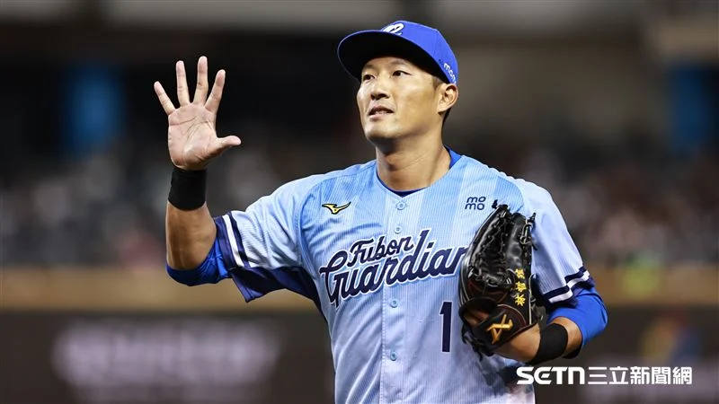 「永遠的棒球情人」林哲瑄引退賽完美落幕：敲安、接殺，為生涯畫下句點