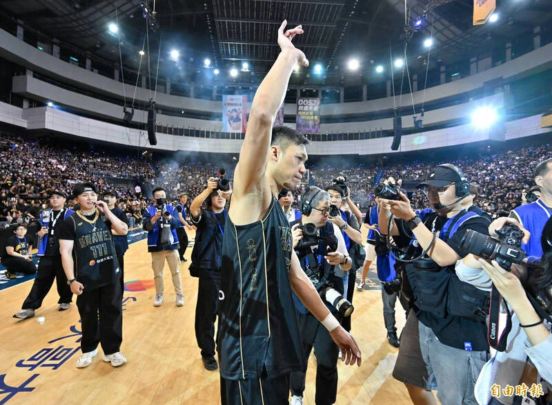 「野獸」林志傑引退賽:父親開球催淚,勇士隊險勝告別