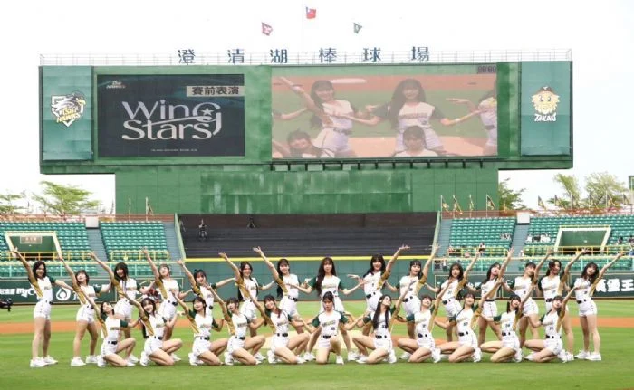 中職台鋼雄鷹啦啦隊Wing Stars開場舞再進化!精準走位震撼全場,打造視覺與聽覺的雙重饗宴
