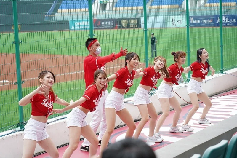 中職味全龍重磅出擊！韓職啦啦隊「魔法少女」姜秀京與車睿娜聯手應援，引爆大巨蛋熱潮！