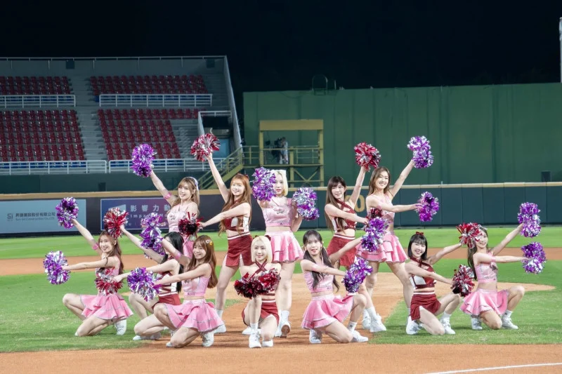 中職樂天女孩金佳垠魅力席捲全台！電風扇事件展現反差萌，應援巾銷售一空