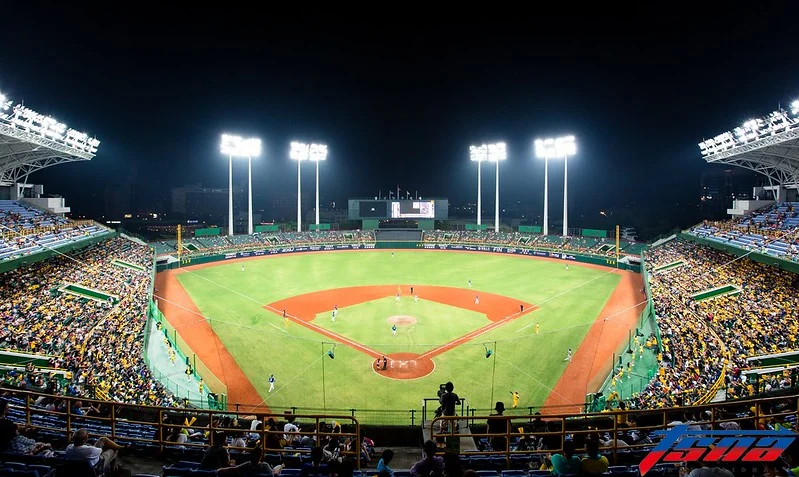 中職Wing Stars快閃高雄新地標，為台鋼雄鷹主場開幕戰熱情應援