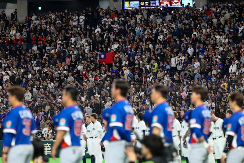 中華職棒新莊球場爆發球迷衝突：外野票想進內野引發口角，警員到場協調