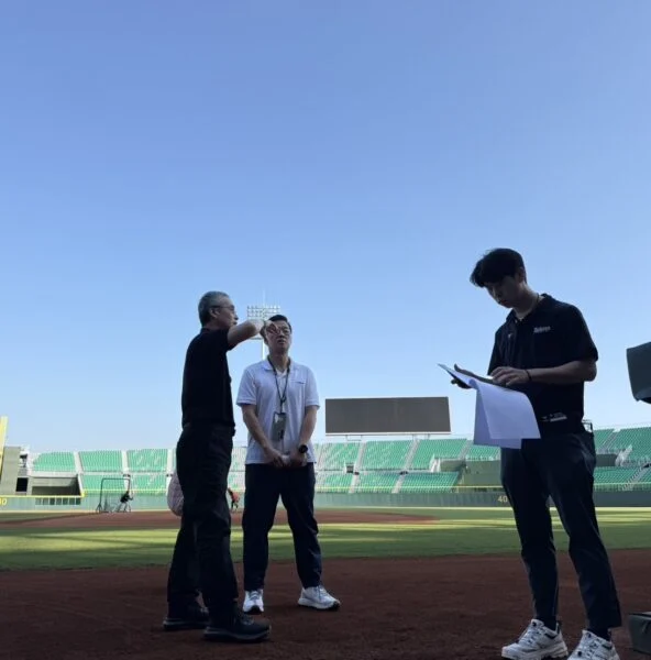 台南亞太球場場外設攤爭議：體育局長致歉與公開招商詳情