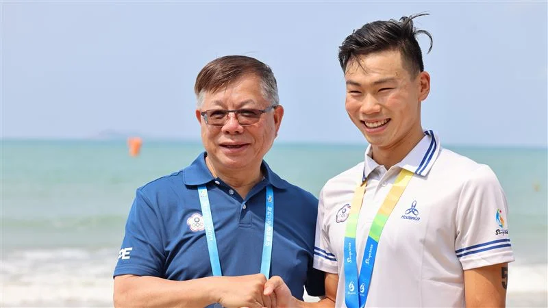 台灣鐵人好手潘子易亞沙運水陸兩項奪銅，為台灣代表團贏得首面獎牌