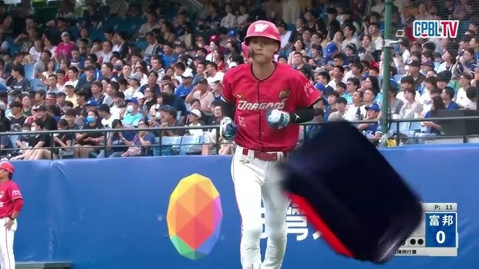 富邦悍將周佳樂因腸胃不適提前退場，統一獅戰力受影響