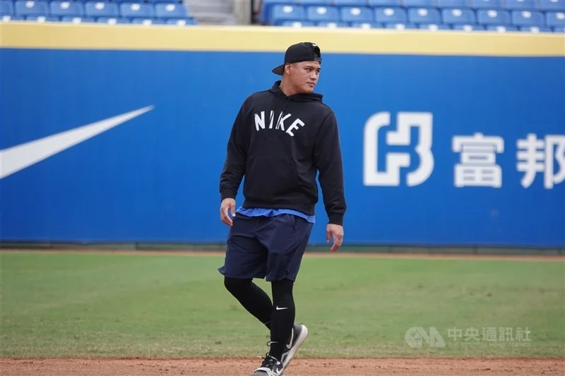 李灝宇連兩場敲安並首度獲保送，成功解鎖二壘新位置