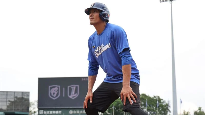 林哲瑄完美謝幕:引退賽敲安、守備美技,球迷淚別永遠的英雄