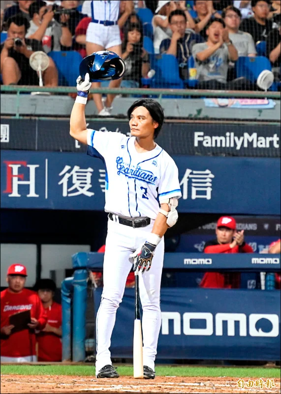 王勝偉42歲締造最年長代打全壘打紀錄，富邦悍將2比4惜敗樂天桃猿