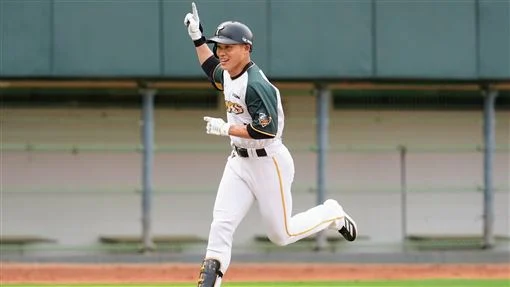 王柏融重返榮耀:睽違2885天單場雙響砲,感謝林仲秋教練的啟發