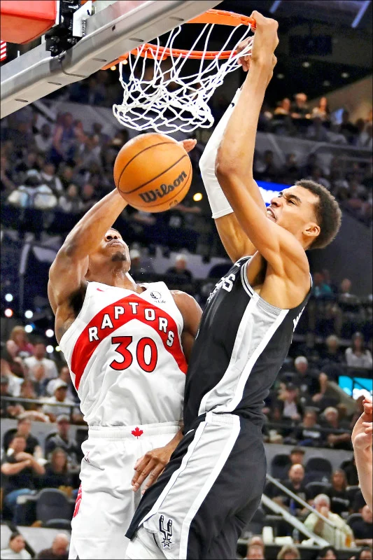 聖安東尼奧馬刺重返季後賽！溫班亞馬季後賽首秀狂轟35分，刷新隊史紀錄