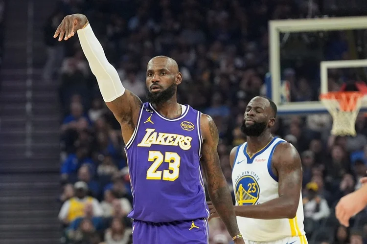 詹姆斯生涯助攻破萬二里程碑！湖人主場大勝太陽喜迎季後賽主場優勢