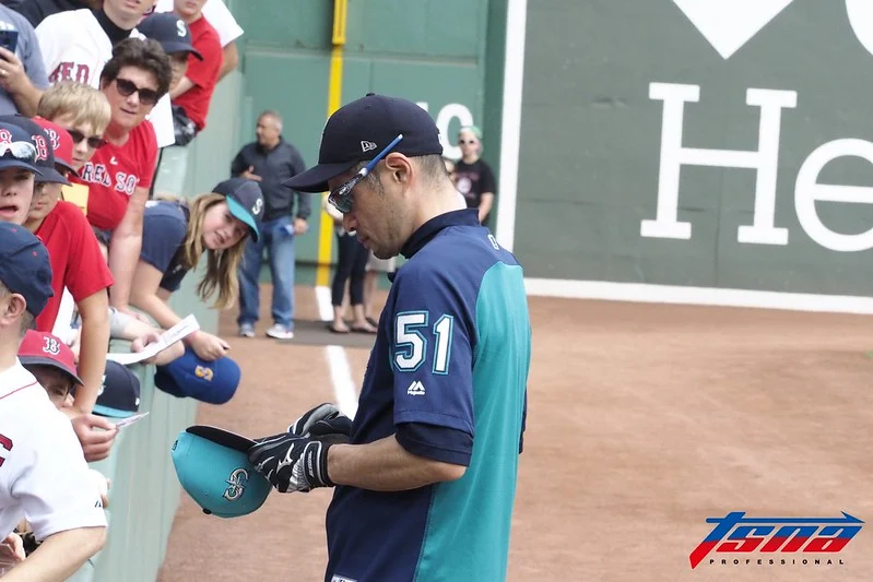 鈴木一朗銅像揭幕突發斷棒事件:李維拉救援神回覆化解尷尬