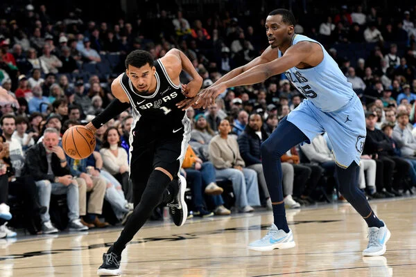 馬刺溫班亞瑪驚傳重摔！腦震盪疑慮籠罩，G2確定不回歸