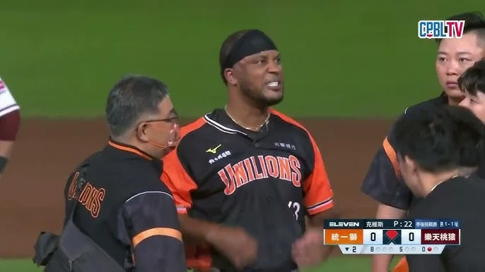 MLB奇景：水手隊吉爾伯特遭173公里強襲球擊中，球竟鑽入球衣！