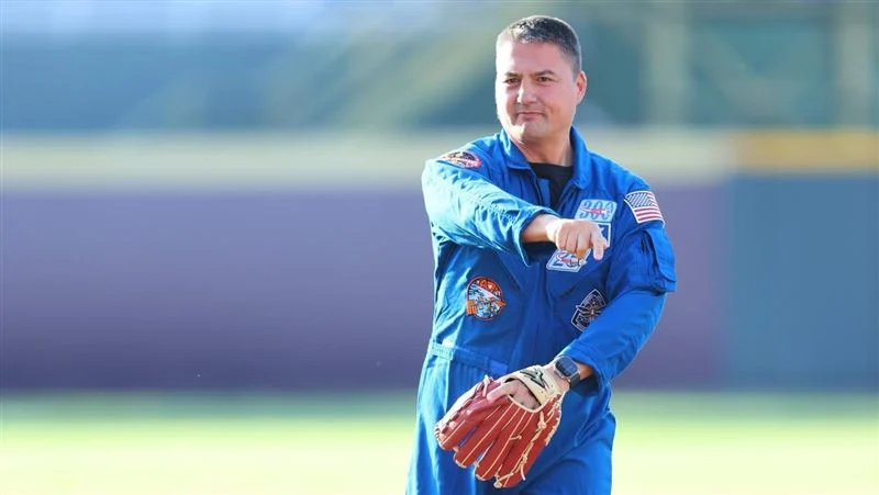 NASA太空人林琪兒為樂天桃猿開球：比太空漫步更可怕的體驗