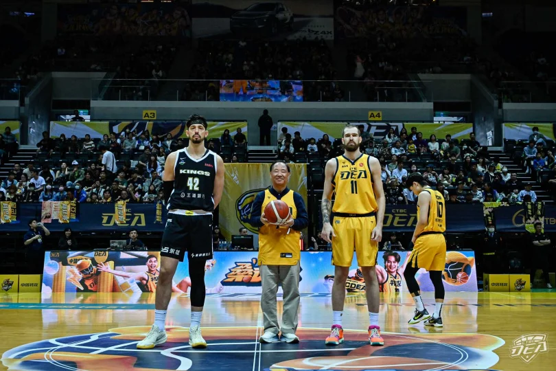 TPBL 中信特攻主場星光熠熠：籃球名人堂傳奇洪濬哲、賴秀麗開球，見證台灣籃球世代傳承