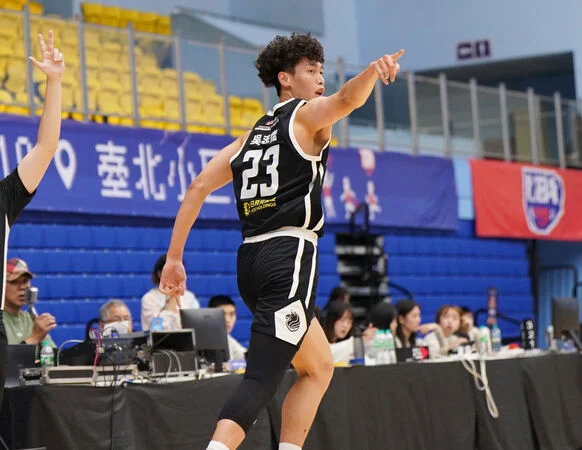 UBA政大締造六連霸王朝！徐得祈領軍擊敗國體，續寫籃球傳奇