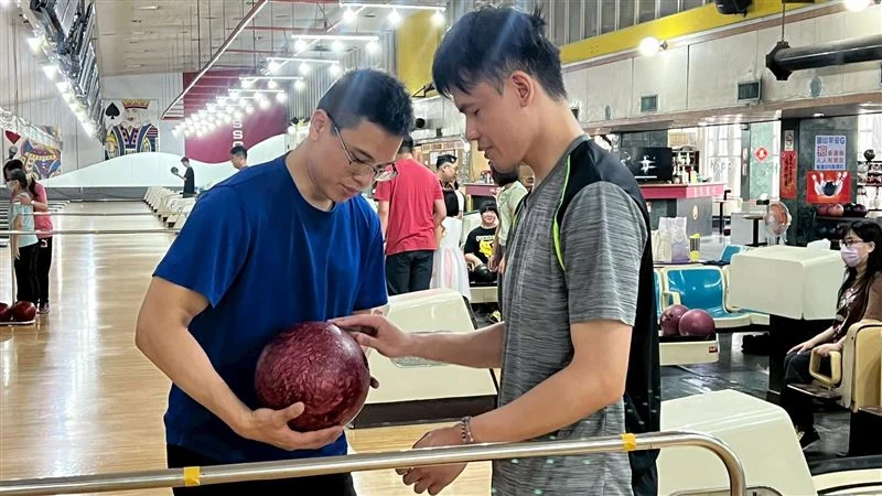 全障運視障保齡球:謝宗翰與妻黃伊萍攜手摘金,愛與信任的勝利