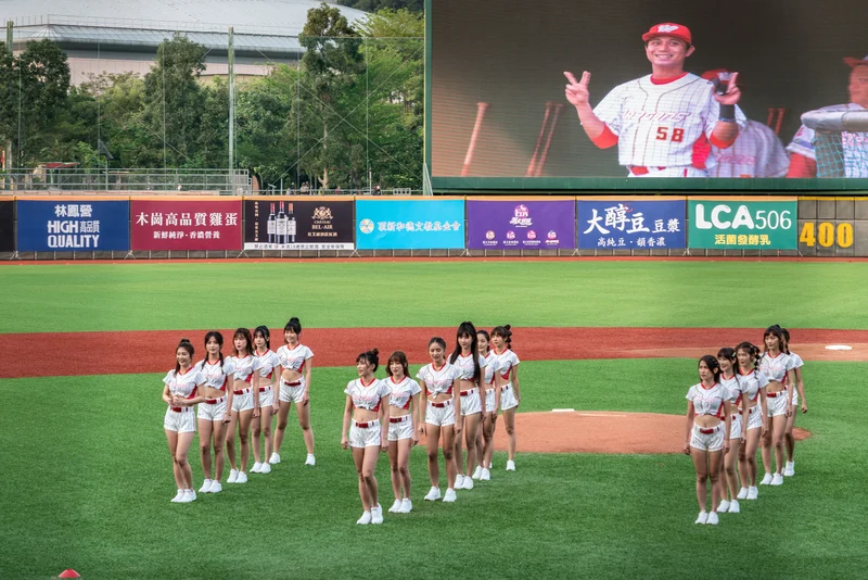 味全龍啦啦隊閃耀福岡!小龍女應援、徐若熙特展引爆話題