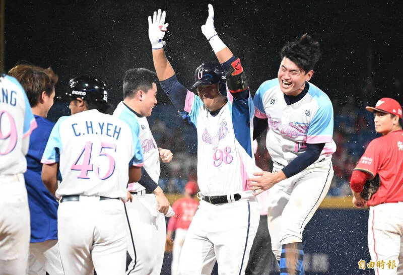 富邦悍將戲劇性勝利：三轟追平，高國麟再見安打締造教頭口中最棒比賽
