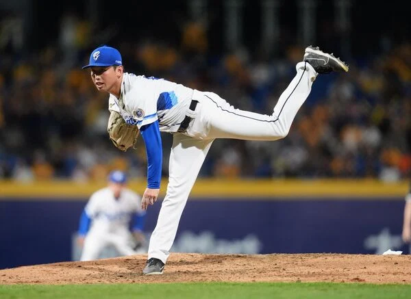 富邦悍將新星童堉誠連7場安打奪MVP,感謝父親與棒球路上的恩人