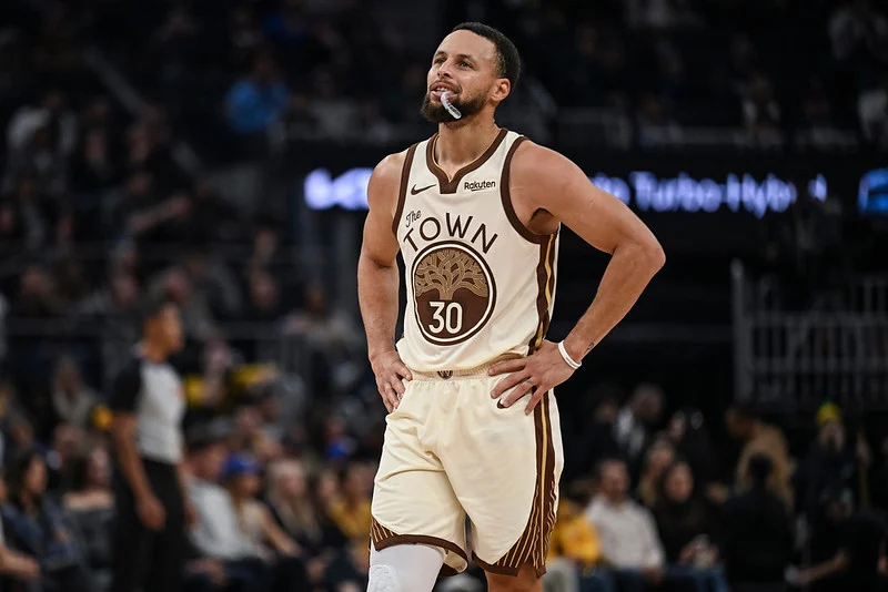 NBA 驚傳雙重噩耗：首位出櫃球星柯林斯病逝，灰熊前鋒克拉克驟然離世