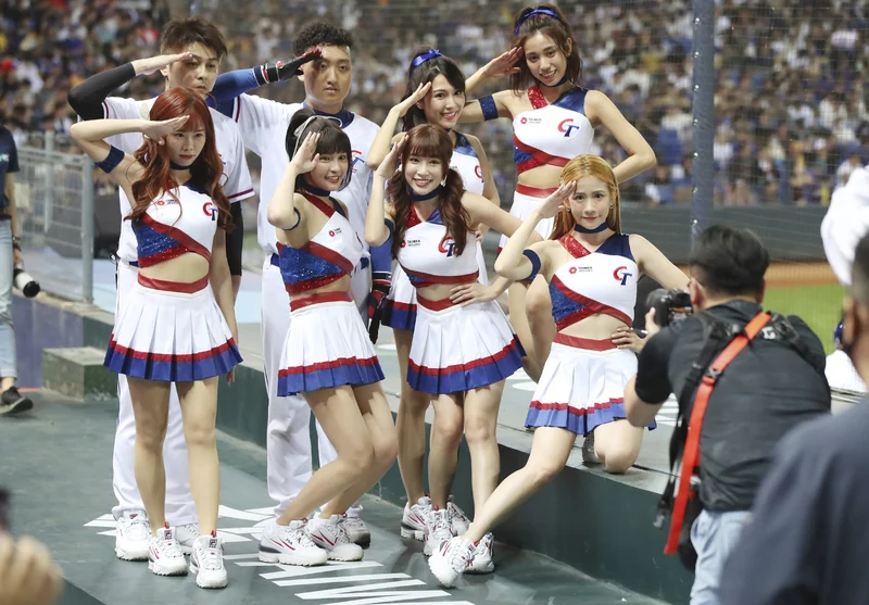 Wing Stars 女孩現身大巨蛋應援！安芝儇、一粒引爆全場球迷熱情